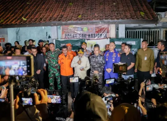 Gubernur Banten, Andra Soni mengumumkan operasi pencarian lima jurnalis dan tiga ABK dihentikan setelah sepuluh hari, Kamis, 17 September 2026. (Sumber: Dok. Istimewa)