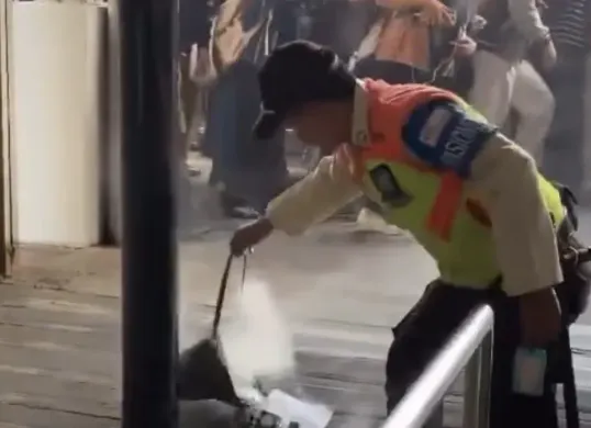 Ilustrasi HP terbakar di dalam tas penumpang KRL. Insiden dua perangkat terbakar terjadi saat Commuter Line 1641 berhenti di Stasiun Rawa Buntu, Kamis (17/9/2026). (Sumber: Instagram/@jabodetabek24)