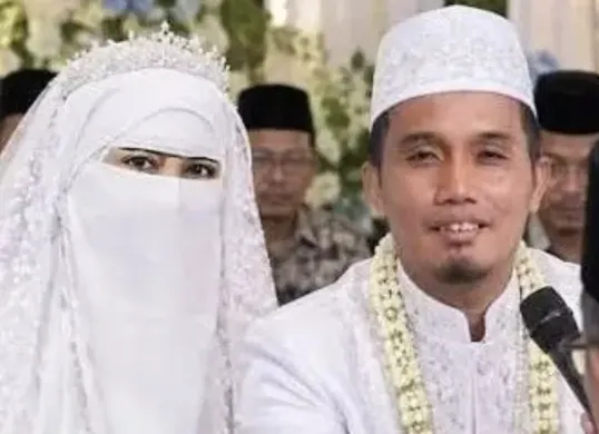 Ilustrasi foto yang beredar di medsos Umi Pipik bersama Ustaz Maulana viral di TikTok. Kabar pernikahan keduanya belum dikonfirmasi secara resmi. (Sumber: Tiktok)