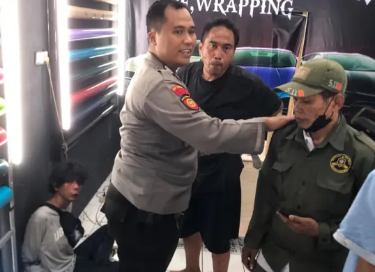 Anggota Polsek Pancoran Mas melakukan olah TKP mengamankan pelaku beserta mengambil keterangan korban. (Sumber: Polres Metro Depok)