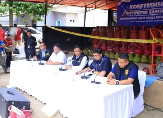 Dittipidter Bareskrim Polri membongkar praktik penyalahgunaan LPG 3 kg bersubsidi di Pondok Aren, Kota Tangerang Selatan, Banten. (Sumber: Dok. Polri)