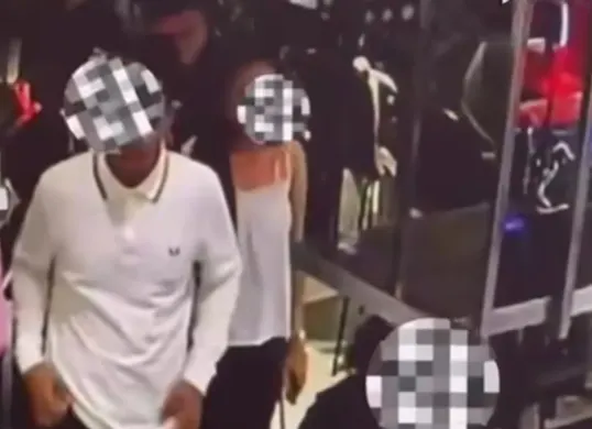 Tangkapan layar rekaman CCTV kejadian seoranv pria menendang wanita di area food court Mal Senayan City, Jakarta Pusat. (Sumber: Instagram/@viralforjusticecom)