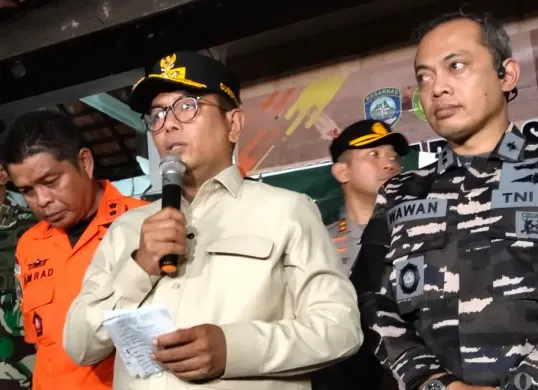 Gubernur Banten, Andra Soni menyampaikan, pencarian rombongan jurnalis hilang dihentikan di Dermaga Marina Carita, Kabupaten Pandeglang, Kamis, 17 September 2026. (Sumber: Poskota/Samsul Fatoni)