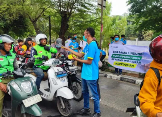 Aksi tanggap Kalbe Consumer Health bagikan masker di Jakarta untuk mencegah ISPA akibat abu vulkanik erupsi Gunung Anak Krakatau. (Sumber: Istimewa)