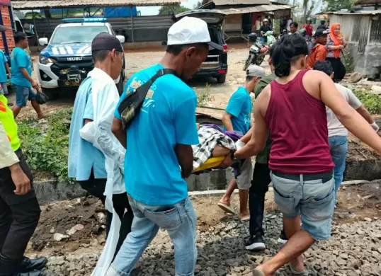 Warga mengevakuasi korban kecelakaan kereta di Kecamatan Cipocok Jaya, Kota Serang, Banten, Kamis, 17 September 2026. (Sumber: Dok. Polresta Serang Kota)
