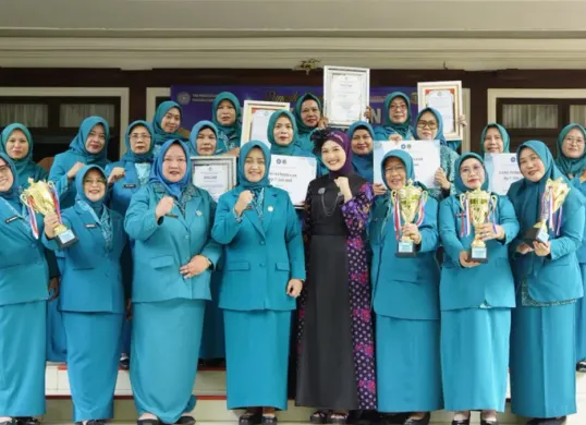 Ketua TP-PKK Kabupaten Tangerang, Rismawati Maesyal Rasyid bersama para kader setelah meraih penghargaan juara umum lomba 10 program pokok PKK Ke-54 tingkat Provinsi Banten. (Sumber: Istimewa)