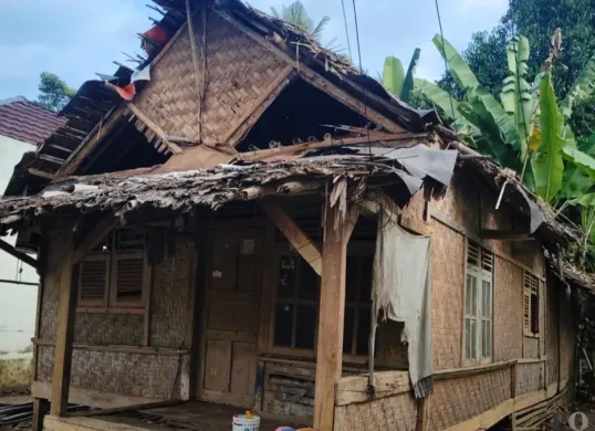 Kondisi bangunan rumah Basri di Kecamatan Cikedal, Pandeglang, cukup memprihatinkan. (Sumber: Pos Kota/ Samsul Fatoni)