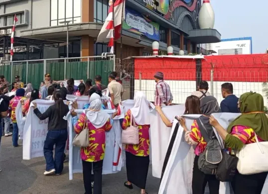 Ratusan karyawan PT Arjuna Prabadwipa Amarta saat melakukan unjuk rasa di depan gedung Arjuna Hyperbowling, Jalan Raya Kedoya, Jakarta Barat, Kamis, 17 September 2026. (Sumber: Dok. Istimewa)