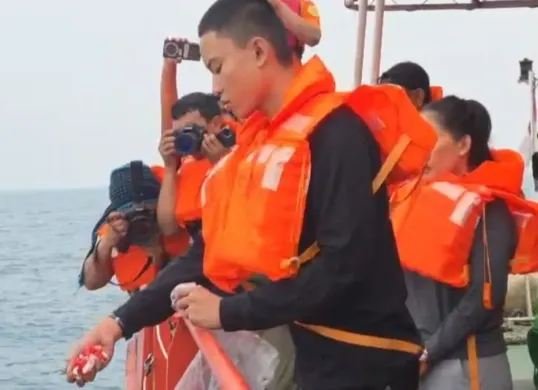 Anggota keluar korban menaburkan bunga di Pantai Pagedongan, Kecamatan Carita, Kabupaten Pandeglang, Banten, Jumat, 18 September 2026. (Sumber: Dok. Istimewa)