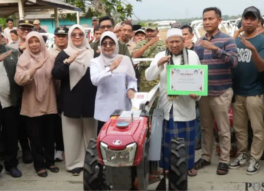 Bupati Pandeglang, Rd. Dewi Setiani menyerahkan bantuan kepada petani dan peternak. (Sumber: Poskota/Samsul Fatoni)