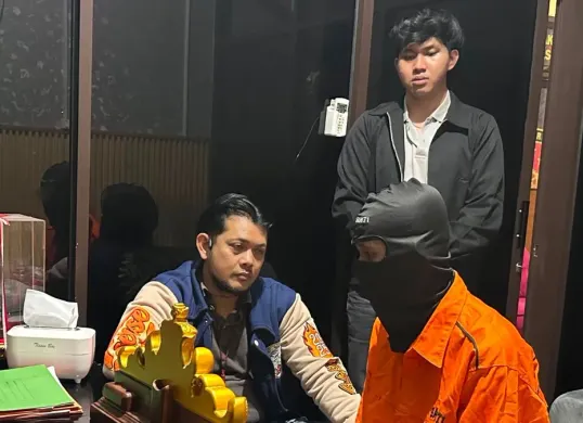 Tersangka menjalani pemeriksaan di ruang Unit Jatanras Polresta Serang Kota atas dugaan kasus pembunuhan. (Sumber: Dok. Istimewa)
