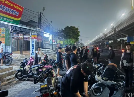 Brimob Polda Metro Jaya mengamankan empat sepeda motor yang diduga hendak digunakan untuk balap liar di Jalan Raya Kalimalang, Pondok Kelapa, Duren Sawit, Jakarta Timur, pada Sabtu, 19 September 2026. (Sumber: Pos Kota/Ali Mansur)