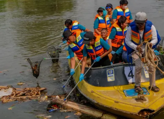 Aksi pembersihan sampah di Sungai Cisadane, Tangerang, menyambut peringatan World Cleanup Day. (Sumber: Istimewa)