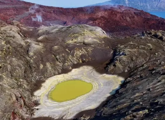 Penampakan kawah Gunung Anak Krakatau yang terlihat menyerupai telur ceplok setelah rangkaian erupsi pada awal September 2026. Fenomena tersebut merupakan genangan air yang terkontaminasi gas belerang. (Sumber: Instagram/@wxchasing)
