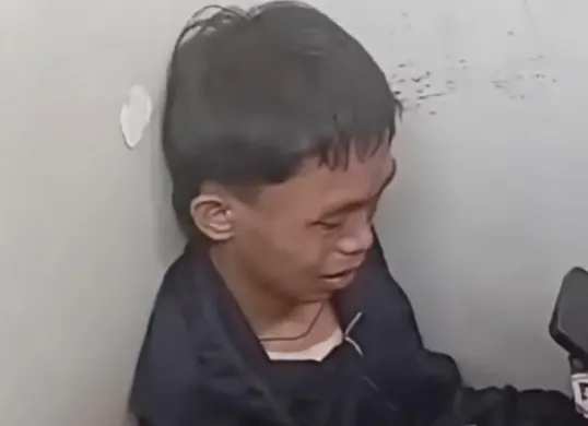 Salah seorang pelaku pencuri Curanmor berpistol mainan di Depok menangis setelah ditangkap warga. (Sumber: Instagram/@jktinfoid)