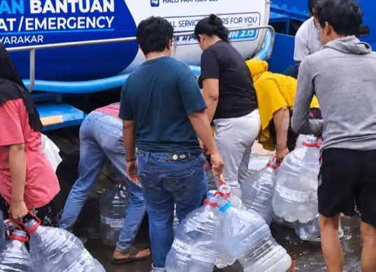 Suasana distribusi air bersih secara cuma-cuma dari PAM Jaya di wilayah Jakarta Barat. (Sumber: PAM Jaya)