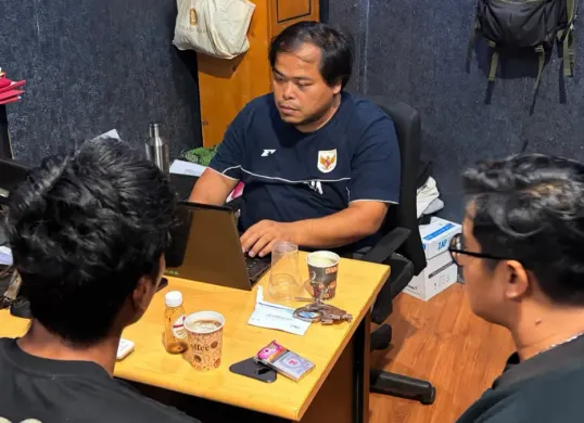 Tersangka BBS didampingi kuasa hukumnya saat menjalani pemeriksaan di ruang Unit 1 Satresnarkoba Polres Serang. (Sumber: Satresnarkoba Polres Serang)
