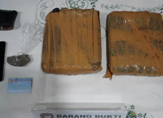 Barang bukti narkotika jenis ganja seberat 2,05 kilogram diungkap oleh Direktorat Reserse Narkoba Polda Metro Jaya kawasan Duren Sawit, Jakarta Timur. (Sumber: Polda Metro Jaya)