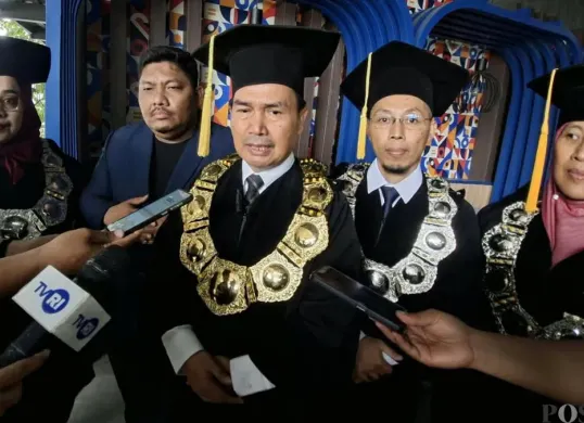 Direktur PNJ, Dr. Syamsurizal bersama jajaran di sela acara wisuda ke-42 di Balairung UI, Kota Depok, Sabtu, 19 September 2026. (Sumber: Poskota/Angga Pahlevi)