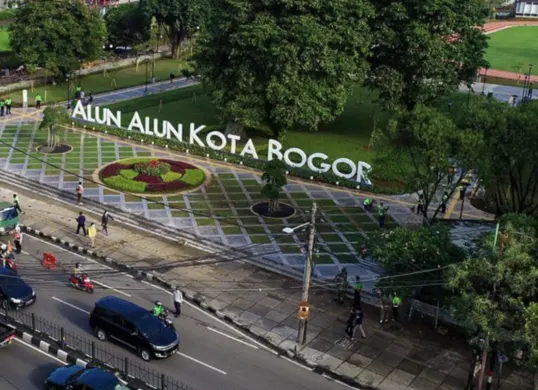 Ilustrasi alun-alun Kota Bogor yang dapat dijelajahi dengan berjalan kaki dari Stasiun Bogor. (Sumber: pemkotbogor)