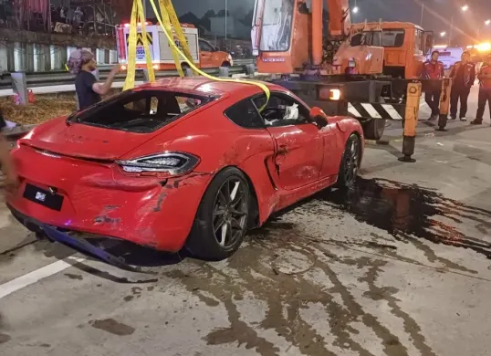 Mobil sport Porsche mengalami kecelakaan tunggal di Jalan Tol Depok-Antasari (Desari) KM 4+200 B, kawasan Cinere, Sabtu, 19 September 2026, malam. (Sumber: Dok. Istimewa)
