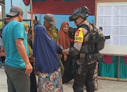 Personel Satuan Brimob Polda Metro Jaya menggelar patroli pengamanan Pilkades Serentak 2026 di wilayah Tambun Utara, Kabupaten Bekasi, Minggu, 20 September 2026. (Sumber: Dok. Istimewa)