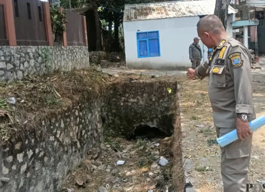 Petugas Satpol PP KBB, temukan bangunan liar di jalur irigasi Padalarag. (Sumber: Pos Kota/Gatot Poedji Utomo)