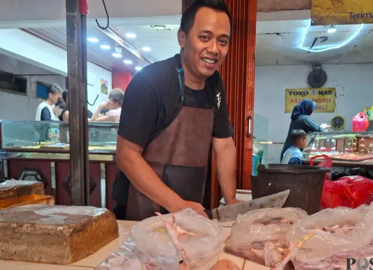 Potret Syam, pedagang daging ayam potong di Pasar Tradisional Reni Jaya Lama. (Sumber: Pos Kota/ Angga)