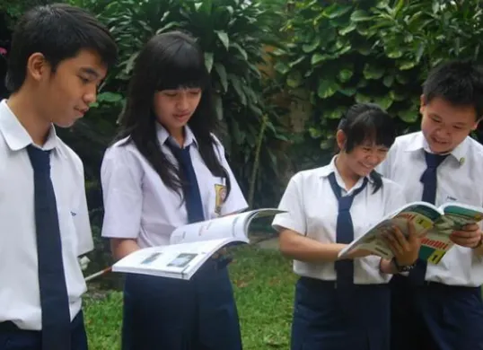 Ilustrasi siswa SMP (Sumber: Wikimedia Commons)
