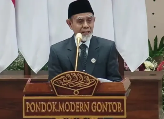 Profil KH Hasan Abdullah Sahal, pimpinan Ponpes Gontor yang sampaikan sindiran 'cari muka' saat pidato di hadapan Prabowo Subianto. (Sumber: YouTube/Gontortv)