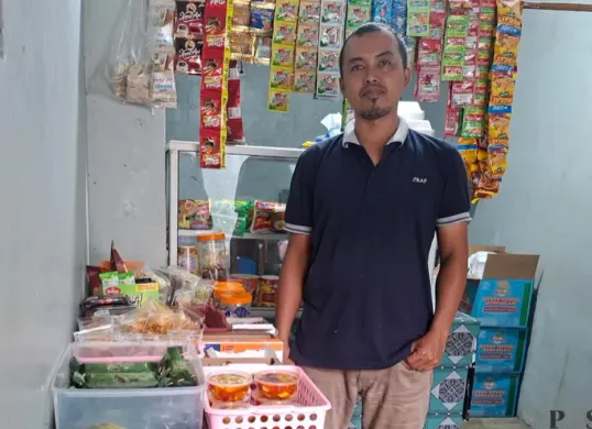Potret Iwan pedagang kantin sekolah. (Sumber: Pos Kota/ Angga)