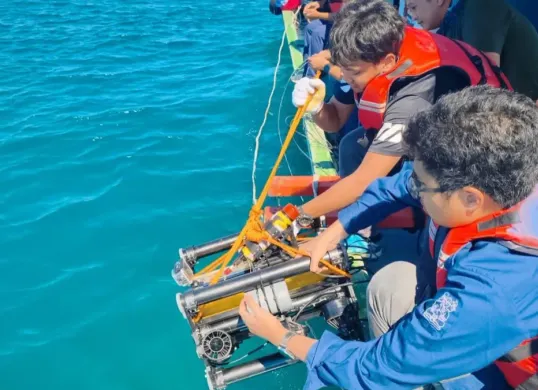 Ilustrasi proses penurunan robot bawah air. (Sumber: ITB)