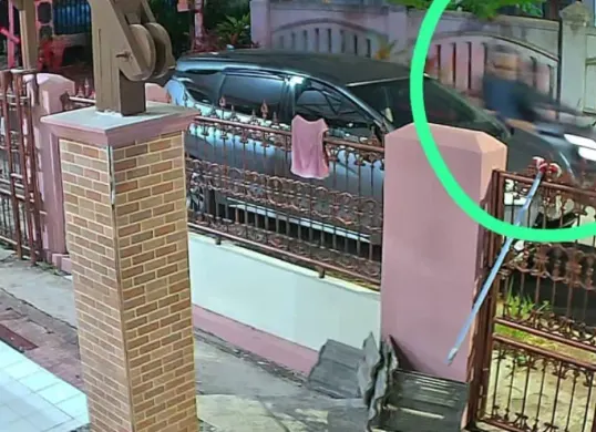Diduga pengendara motor sesaat sebelum memecahkan kaca motor pegawai UIN Syarif Hidayatullah Jakarta terekam kamera CCTV. (Sumber: UIN Syarif Hidayatullah Jakarta)