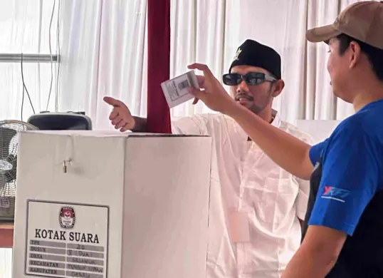 Warga memasukkan surat suara ke dalam kotak suara pada Pemilihan Kepala Desa (Pilkades) Serentak Bekasi, Minggu, 20 September 2026. (Sumber: Diskominfosantik Kabupaten Bekasi))