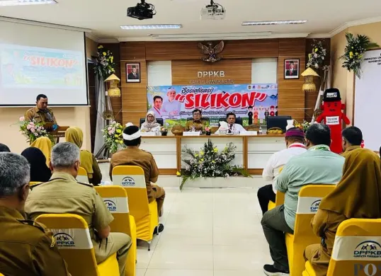 Sekda Purwakarta, Sri Jaya Midan membuka kegiatan sosialisasi Silikon bertempat di Aula Kantor DPPKB Purwakarta, Jawa Barat, Senin, 21 September 2026. (Sumber: Poskota/Dadan Sukmana)