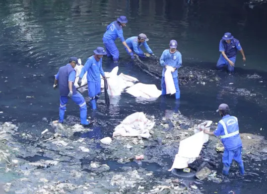 Karyawan TelkomGroup bersama petugas kebersihan saat mengangkat sampah dari aliran Kali Krukut di sekitar The Telkom Hub, Jakarta, Jumat, 18 September 2026. (Sumber: Telkom)