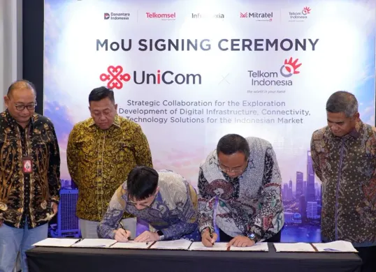 Jajaran manajemen TelkomGroup dan China Unicom usai penandatanganan MoU di Jakarta, Senin, 21 September 2026. (Sumber: Dok. Istimewa)