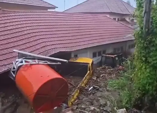 BMKG mengungkap penyebab banjir bandang di Solok, Sumbar, yang dipicu hujan lebat mencapai 94 mm per hari. (Sumber: X/@HastoSuprayogo)