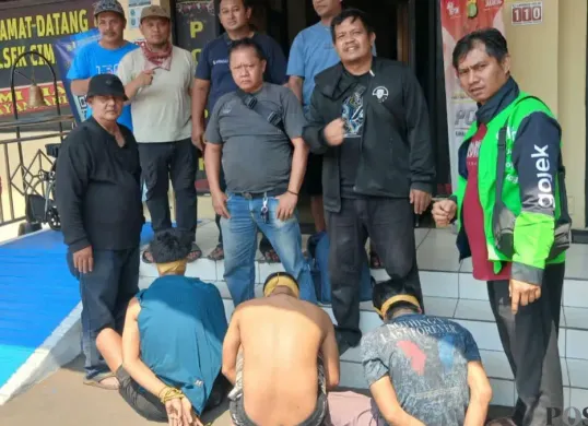 Polisi menangkap ketiga pelaku curanmor menggunakan kunci palsu modifikasi. (Sumber: Pos Kota/ Angga)