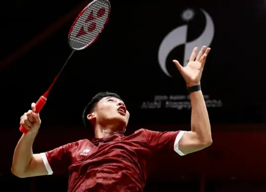 Moh Zaki Ubaidillah saat tampil di babak perempat final Asian Games 2026 dari nomor beregu putra yang diselenggarakan pada Selasa, 22 September 2026. (Sumber: Instagram/@badminton.ina)