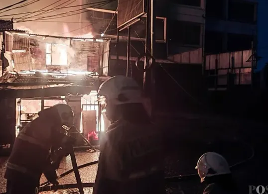 Kebakaran rumah di Jalan Masjid Al Huda, Kelurahan Kebayoran Lama Utara, Kecamatan Kebayoran Lama, Jakarta Selatan, Selasa, 22 September 2026, malam WIB. (Sumber: Poskota/Ali Mansur)