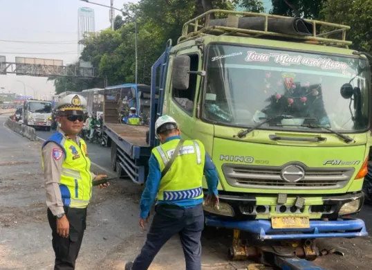 Kecelakaan lalu lintas melibatkan sebuah truk tronton terjadi di Jalan Gatot Subroto arah timur, tepatnya di depan Halte Busway Denpasar, Jakarta Selatan, Selasa, 22 September 2026. (Sumber: Polda Metro Jaya)