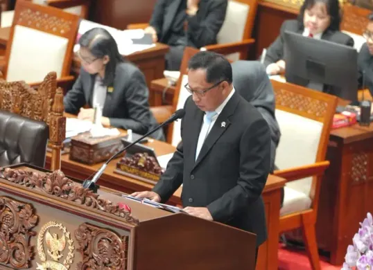 Mendagri Tito Karnavian dalam Rapat Paripurna RUU Kabupaten/Kota di tiga provinsi Kalimantan menjadi Undang-Undang, Selasa, 22 September 2026. (Sumber: Dok. Kemendagri)