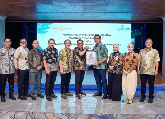 bank bjb dan PT MNC Finance menandatangani perjanjian Asset Buy senilai Rp100 miliar. (Sumber: Dok. bjb)