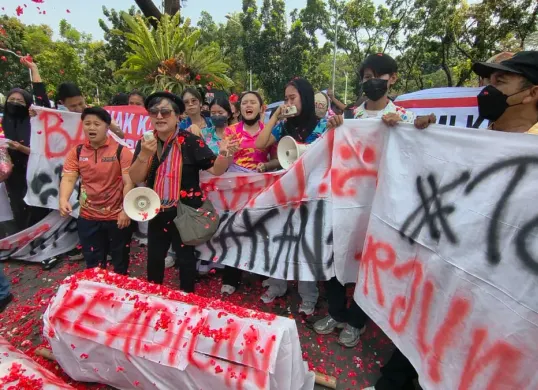 Ratusan karyawan Club de Arjuna menggelar aksi damai di Balai Kota DKI Jakarta, Senin (21/9/2026), menuntut tempat kerja dibuka kembali setelah tiga bulan ditutup. (Sumber: Istimewa)