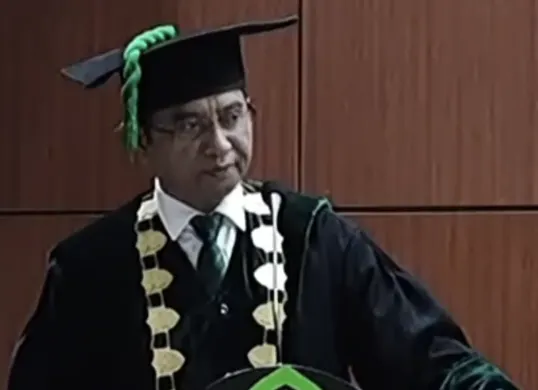 Rektor UIN Alauddin Makassar Prof. Hamdan Juhannis menyampaikan pesan humanis kepada wisudawan tentang pentingnya menghargai orang-orang di lingkungan kampus. (Sumber: Instagram/@hamdanjuhannis)