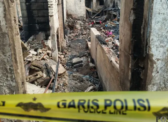 Penampakan pemukiman warga di wilayah Kebayoran Lama, Jakarta Selatan yang hangus setelah terbakar, Selasa, 22 September 2026. (Sumber: Poskota/Ali Mansur)