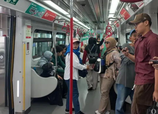 Potret antusias warga mencoba transportasi LRT Jakarta rute Manggarai - Kelapa Gading, Rabu, 23 September 2026. (Sumber: Pos Kota/ Syifa Putri Anandhini)