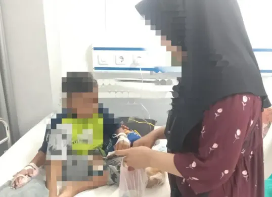 Keluarga pasien anak 7 tahun saat menemani anaknya saat di rawat di RSUD Adjidarmo, Lebak. (Sumber: Istimewa)