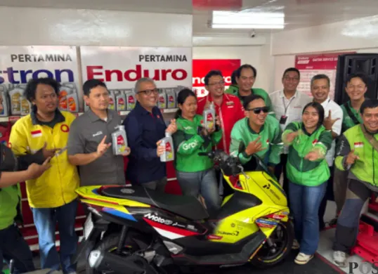 Promo GOKIL dari Pertamina Enduro dan Telkomsel memberikan bonus kuota 1 GB bagi driver ojol. (Sumber: Poskota/Aldi Harlanda Irawan)